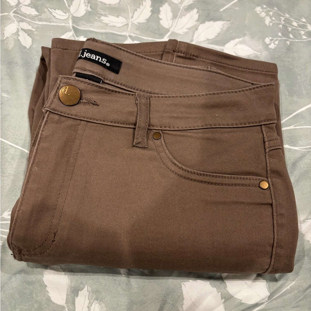 D J Beautiful Brown Women's Jeans These jeans are made by D J Jeans. They